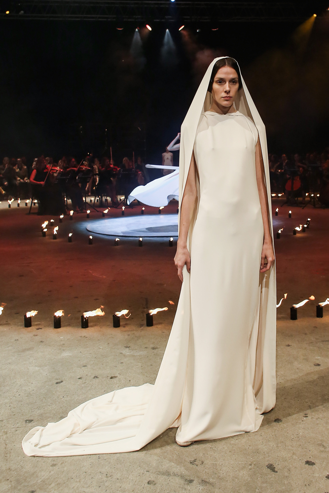 ECE KAVRANDAN TEATRAL BİR DEFİLE