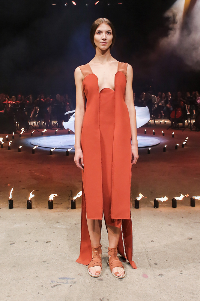 ECE KAVRANDAN TEATRAL BİR DEFİLE