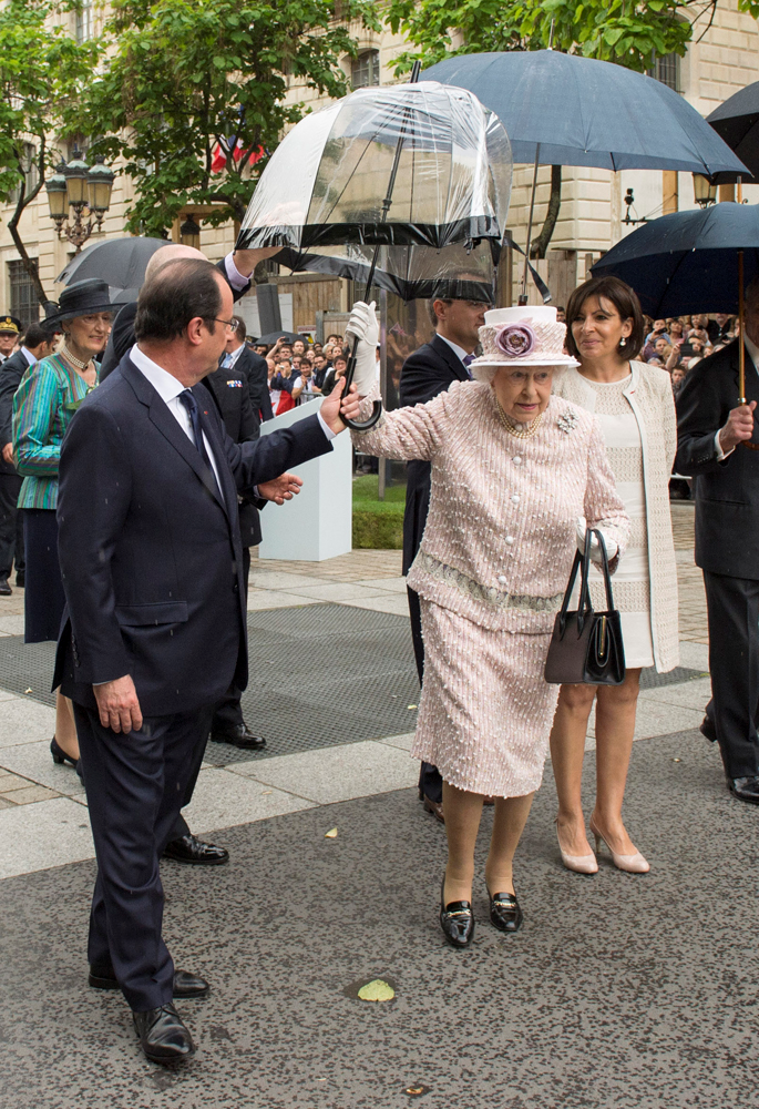 KRALİÇE II. ELIZABETHİN YAĞMUR STİLİ