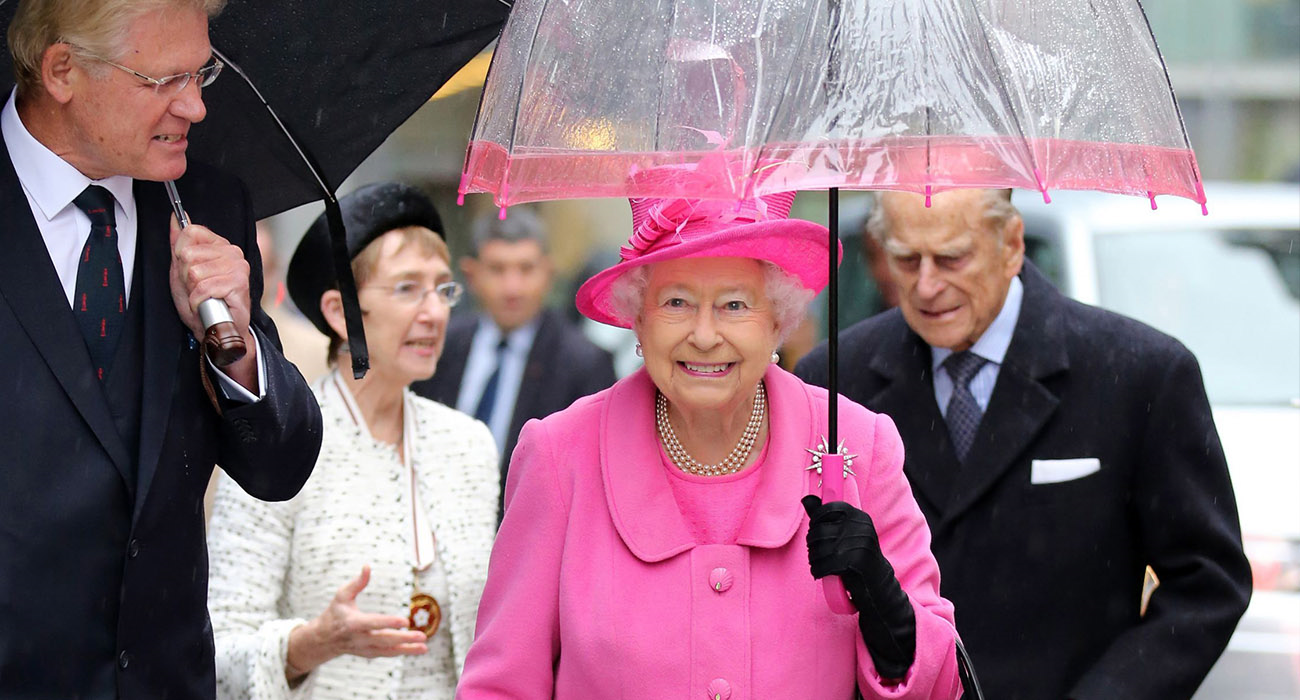 KRALİÇE II. ELIZABETHİN YAĞMUR STİLİ