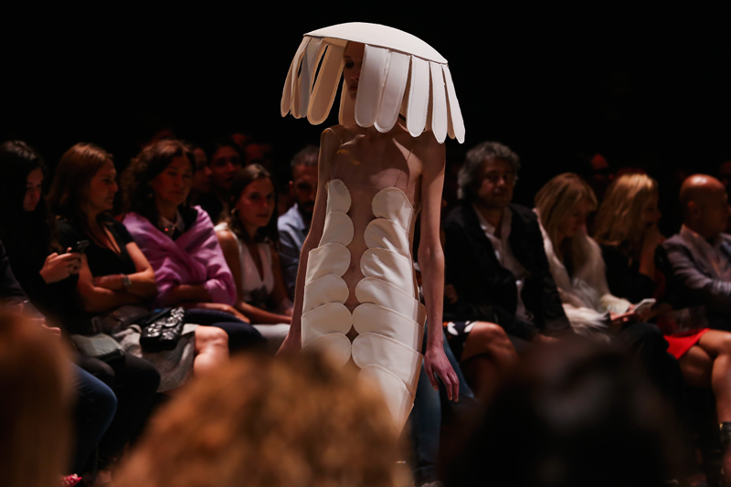 ECE KAVRANDAN TEATRAL BİR DEFİLE