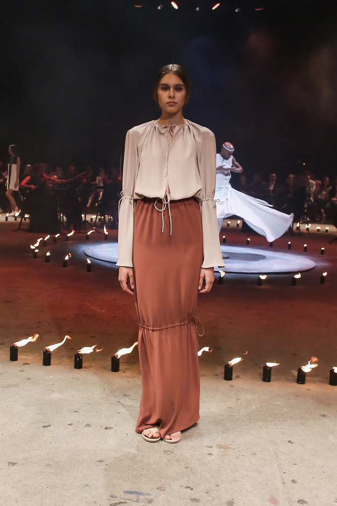 ECE KAVRANDAN TEATRAL BİR DEFİLE