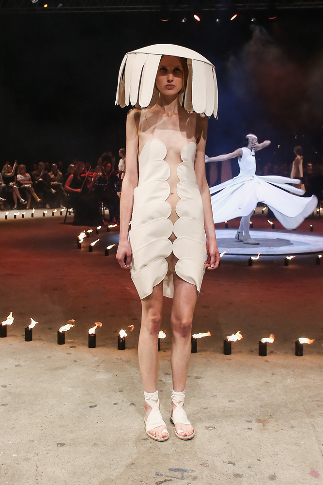 ECE KAVRANDAN TEATRAL BİR DEFİLE