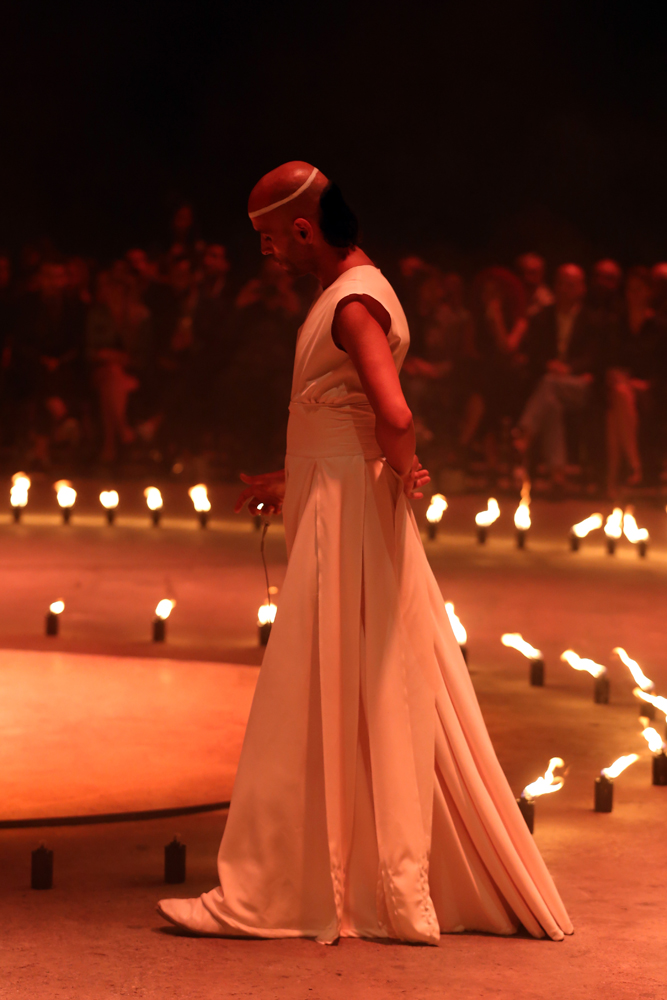 ECE KAVRANDAN TEATRAL BİR DEFİLE