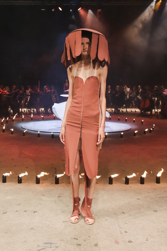 ECE KAVRANDAN TEATRAL BİR DEFİLE