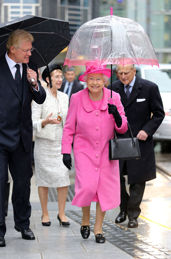 KRALİÇE II. ELIZABETHİN YAĞMUR STİLİ