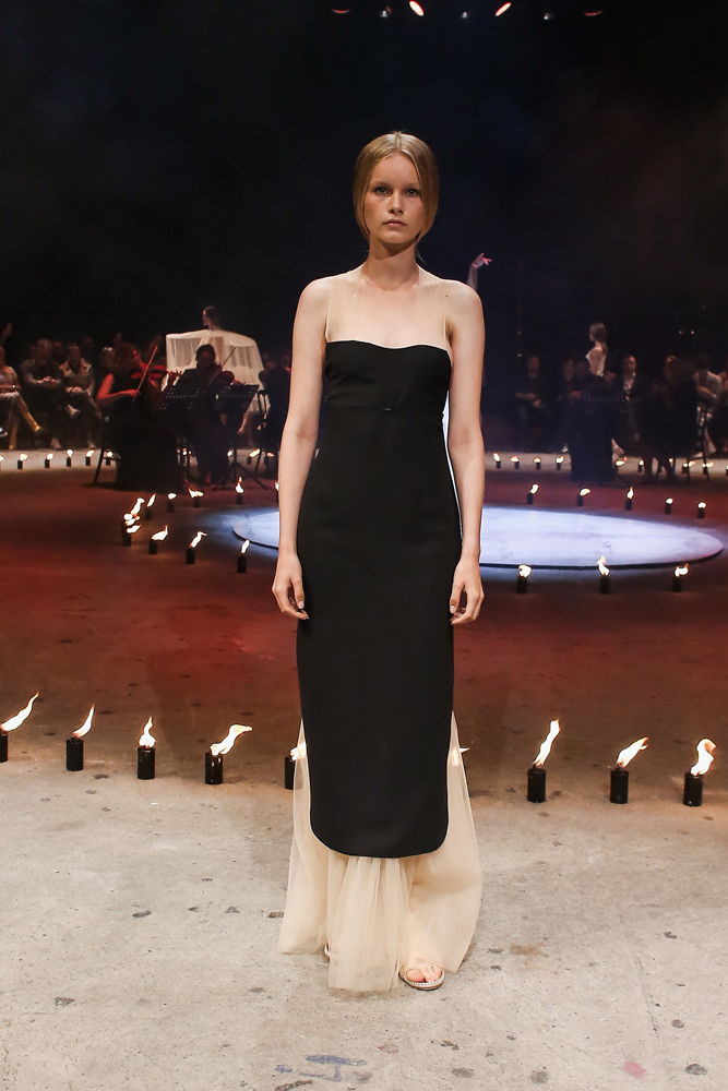 ECE KAVRANDAN TEATRAL BİR DEFİLE