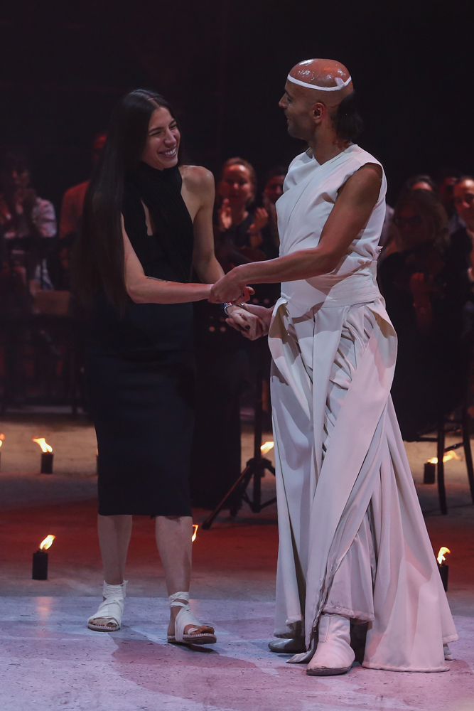 ECE KAVRANDAN TEATRAL BİR DEFİLE