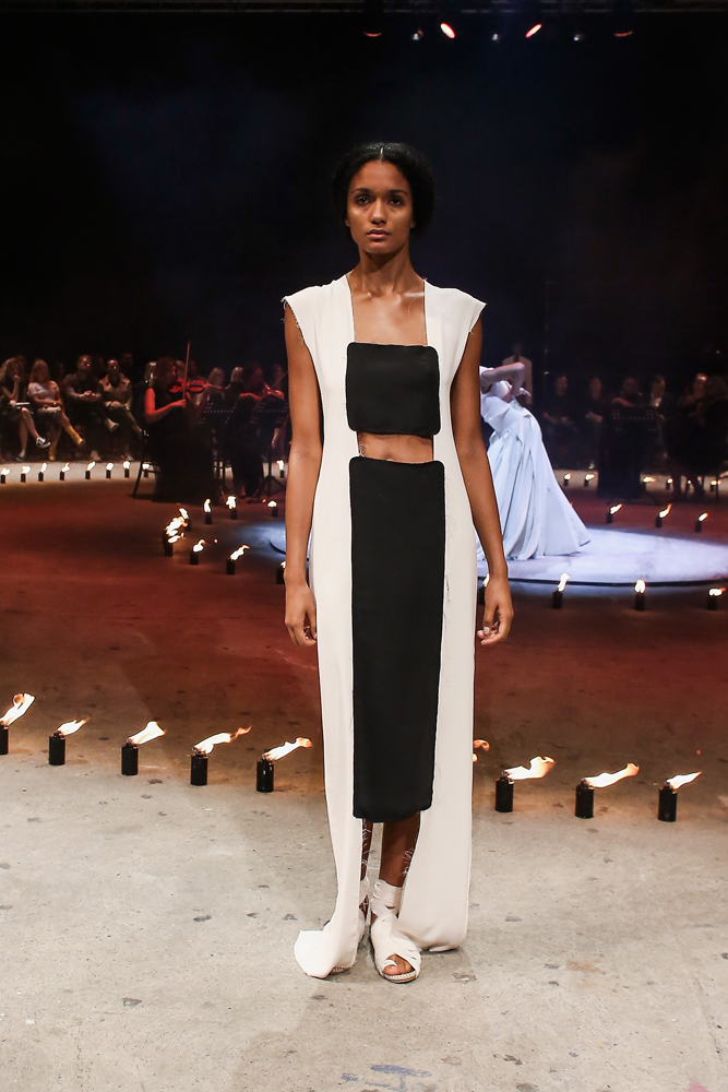 ECE KAVRANDAN TEATRAL BİR DEFİLE