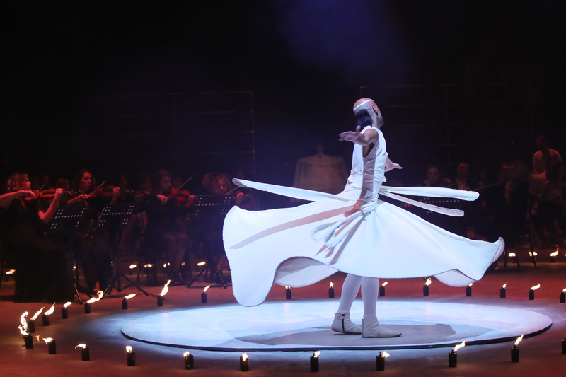 ECE KAVRANDAN TEATRAL BİR DEFİLE