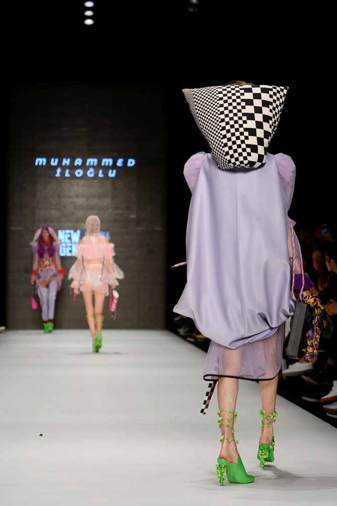 GENÇ YETENEKLERİN TASARIMLARI PODYUMDAYDI