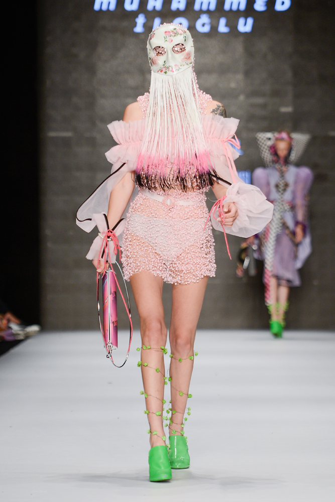 GENÇ YETENEKLERİN TASARIMLARI PODYUMDAYDI