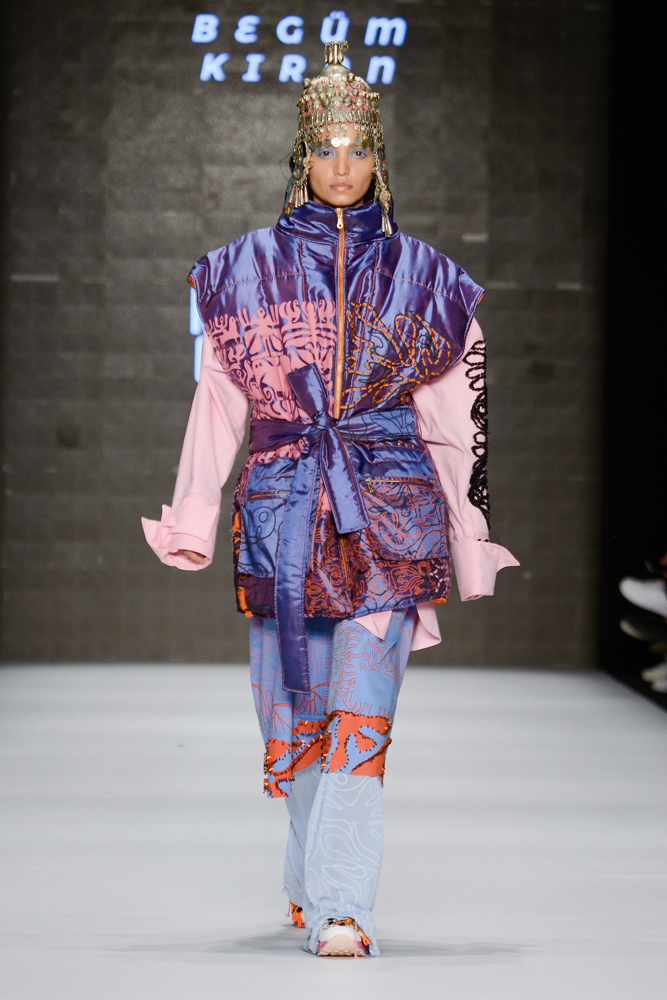 GENÇ YETENEKLERİN TASARIMLARI PODYUMDAYDI