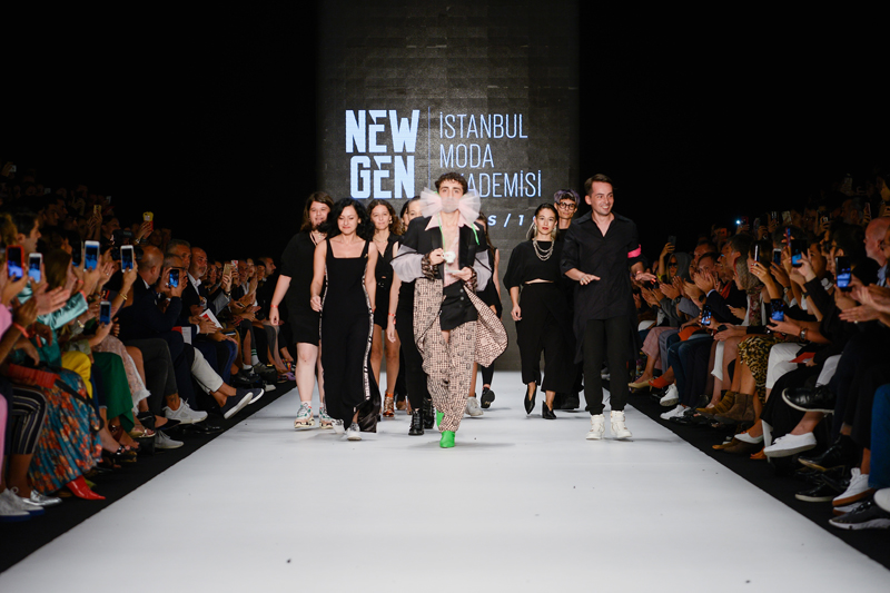 GENÇ YETENEKLERİN TASARIMLARI PODYUMDAYDI