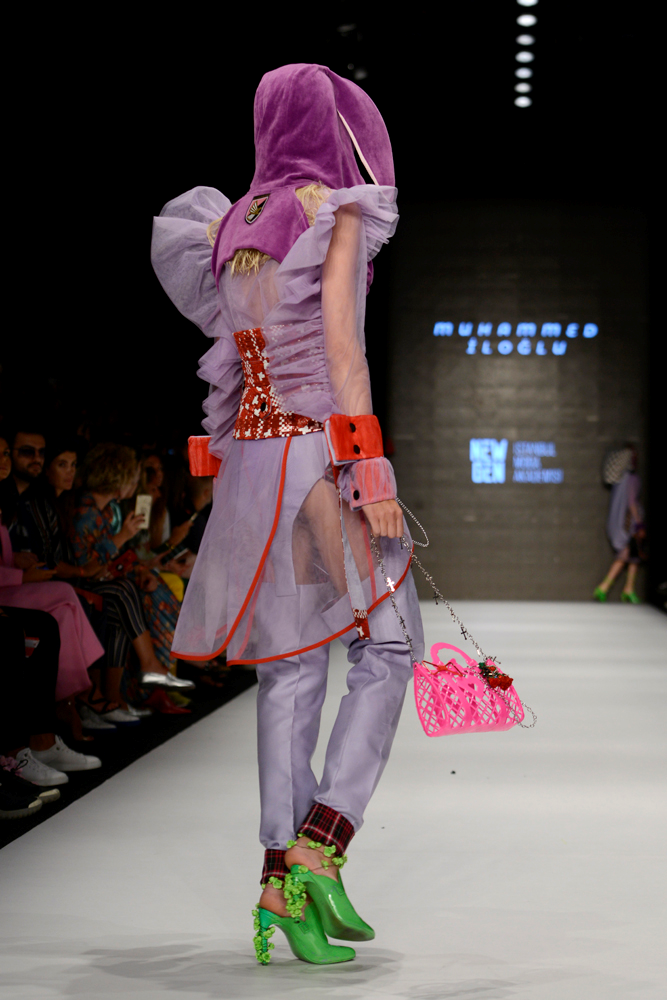 GENÇ YETENEKLERİN TASARIMLARI PODYUMDAYDI