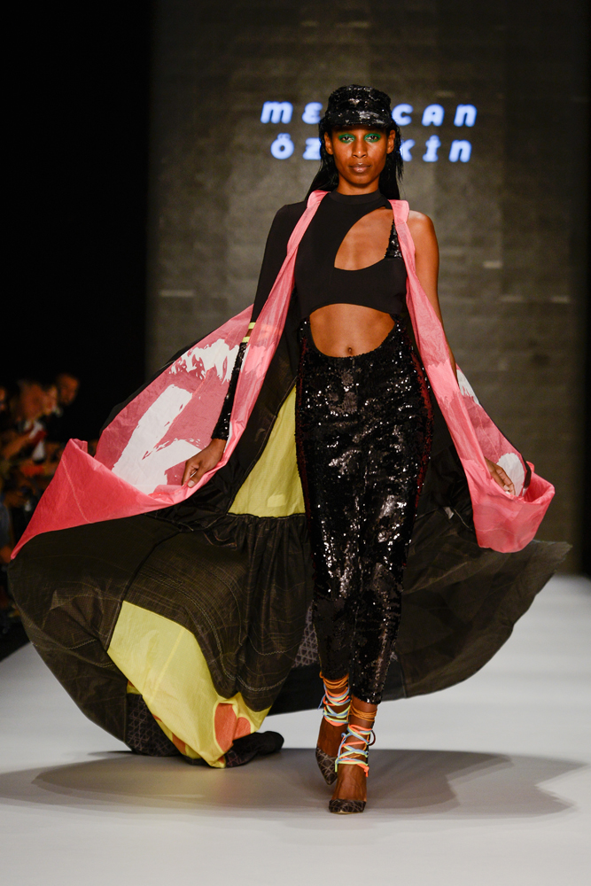 GENÇ YETENEKLERİN TASARIMLARI PODYUMDAYDI