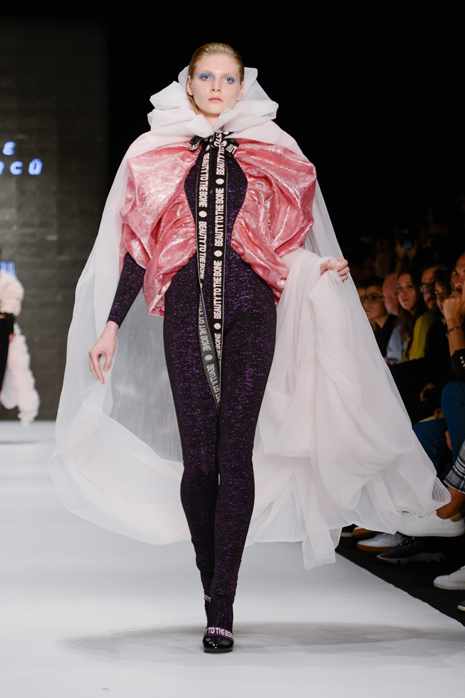 GENÇ YETENEKLERİN TASARIMLARI PODYUMDAYDI