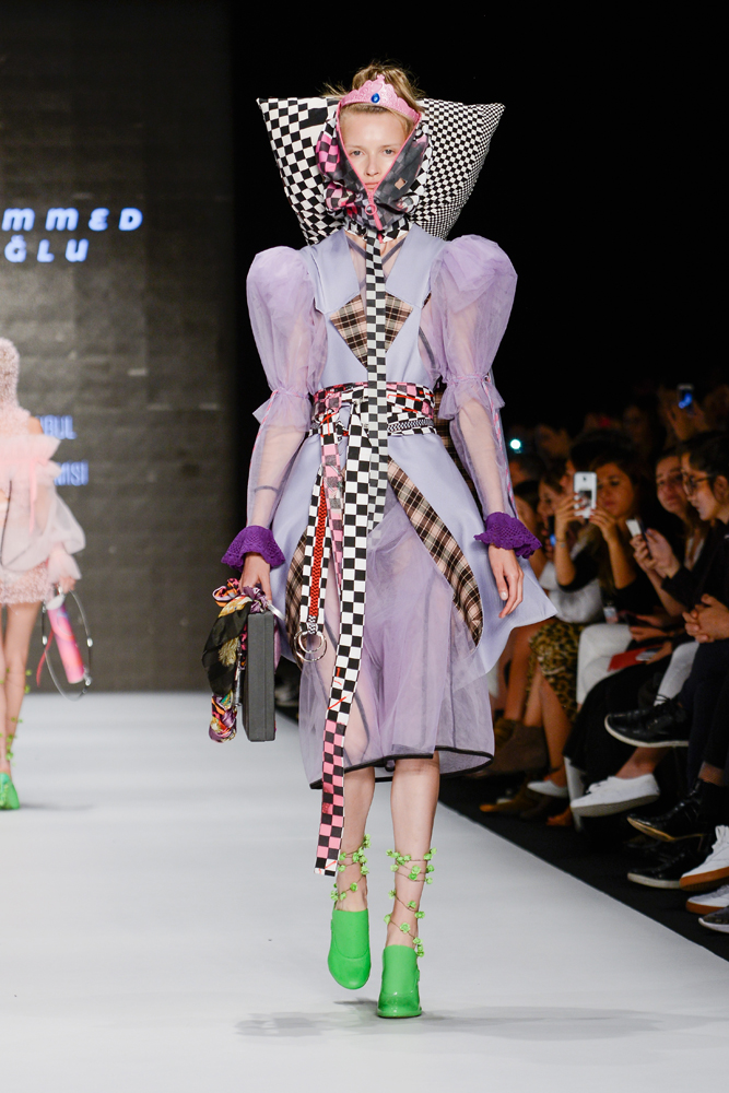 GENÇ YETENEKLERİN TASARIMLARI PODYUMDAYDI