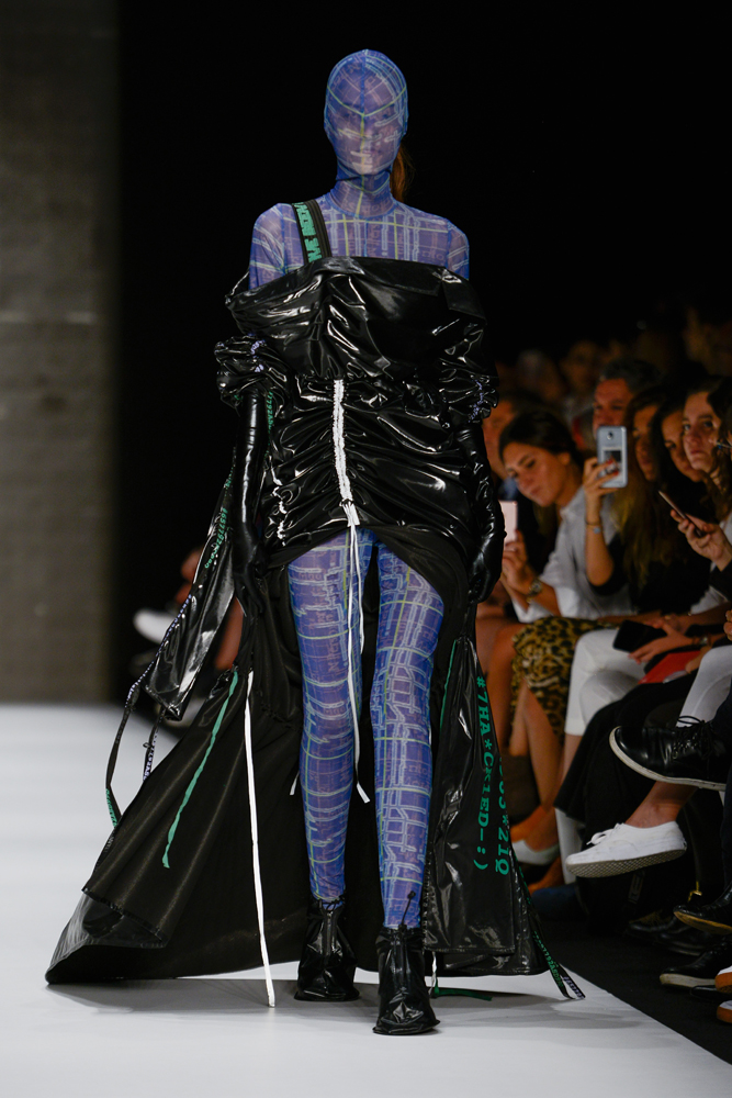 GENÇ YETENEKLERİN TASARIMLARI PODYUMDAYDI