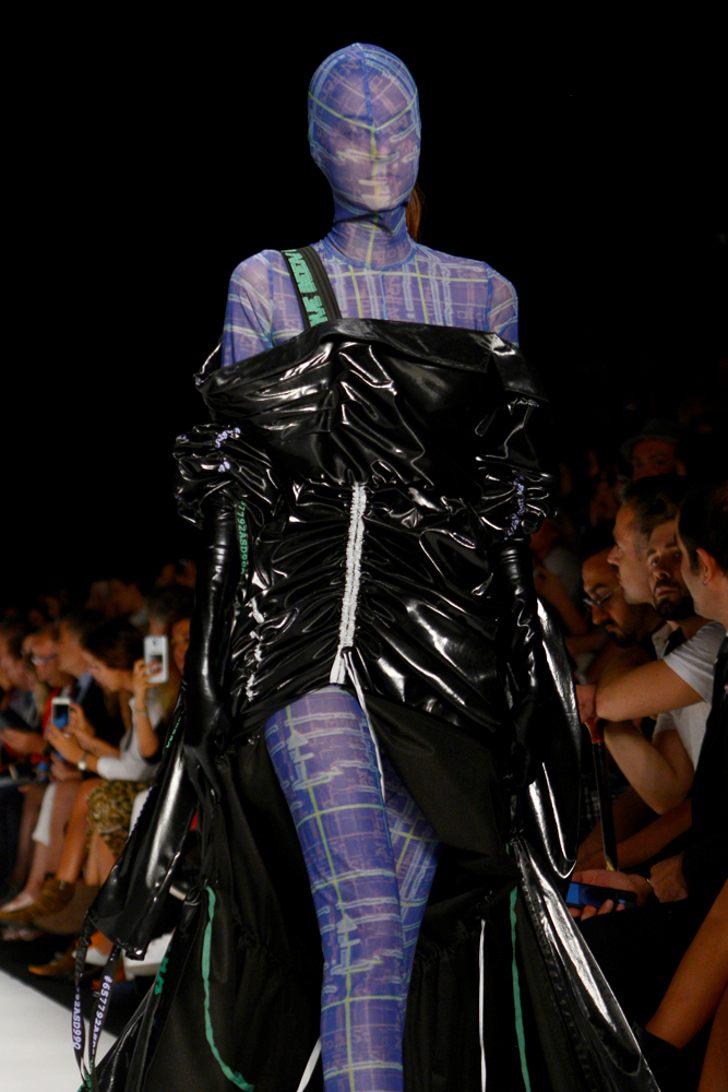 GENÇ YETENEKLERİN TASARIMLARI PODYUMDAYDI