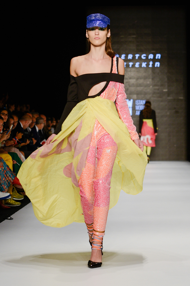 GENÇ YETENEKLERİN TASARIMLARI PODYUMDAYDI