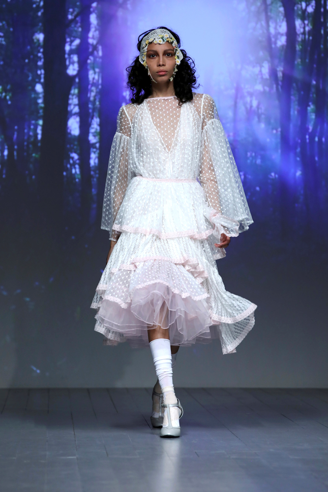 LONDRA MODA HAFTASINDA BORA AKSU