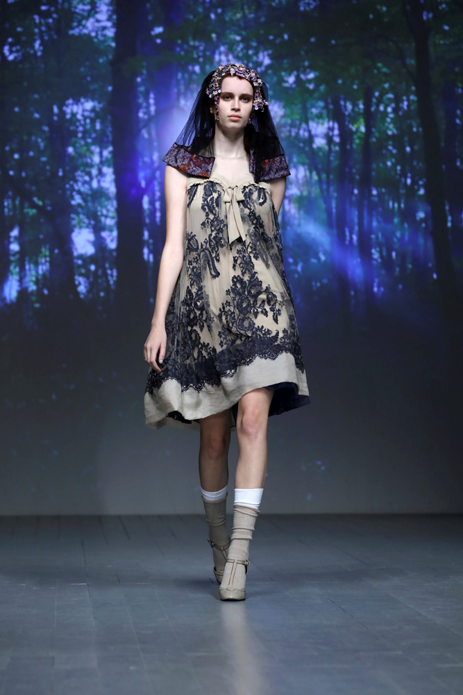 LONDRA MODA HAFTASINDA BORA AKSU