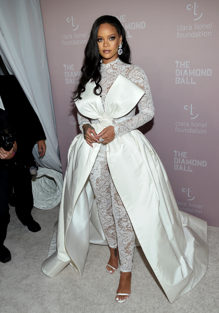 RIHANNA DIAMOND BALLDA BÜYÜLEDİ