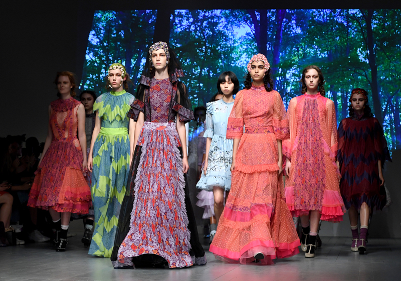 LONDRA MODA HAFTASINDA BORA AKSU