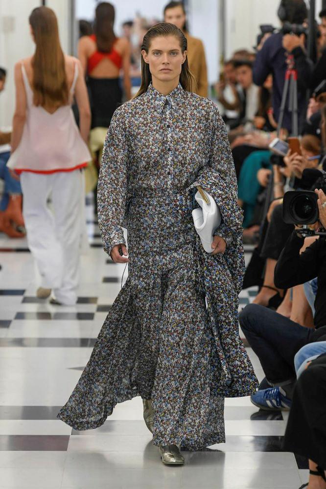 VICTORIA BECKHAM KARİYERİNİN 10. YILINI KUTLUYOR