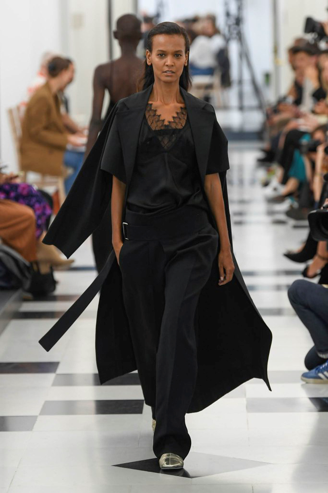 VICTORIA BECKHAM KARİYERİNİN 10. YILINI KUTLUYOR