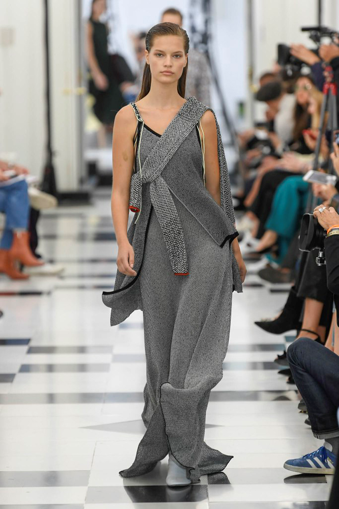 VICTORIA BECKHAM KARİYERİNİN 10. YILINI KUTLUYOR