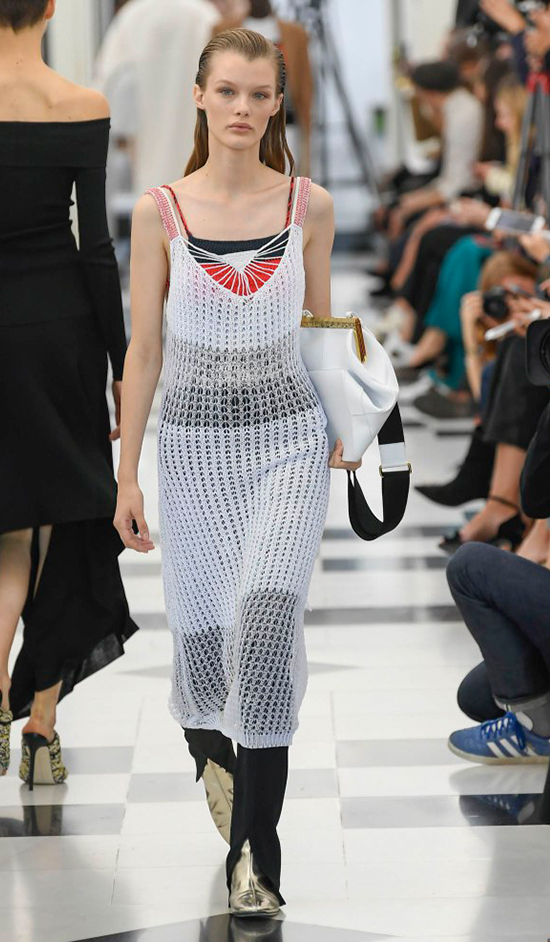 VICTORIA BECKHAM KARİYERİNİN 10. YILINI KUTLUYOR