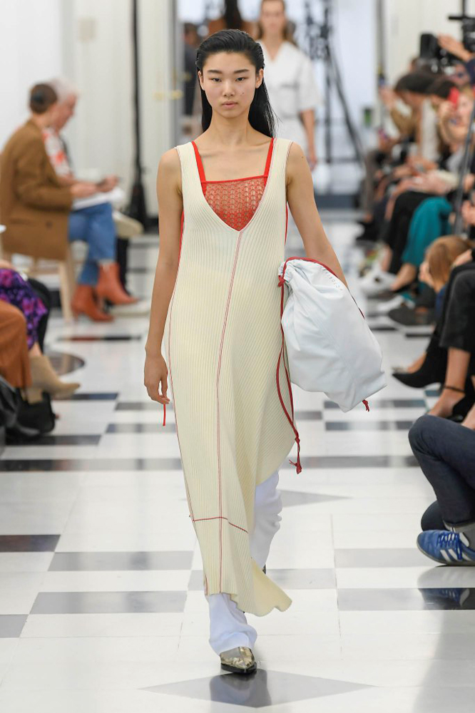 VICTORIA BECKHAM KARİYERİNİN 10. YILINI KUTLUYOR