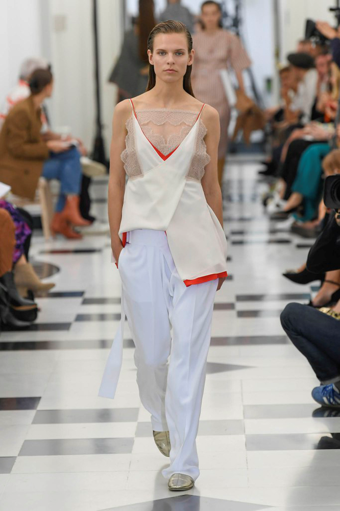 VICTORIA BECKHAM KARİYERİNİN 10. YILINI KUTLUYOR