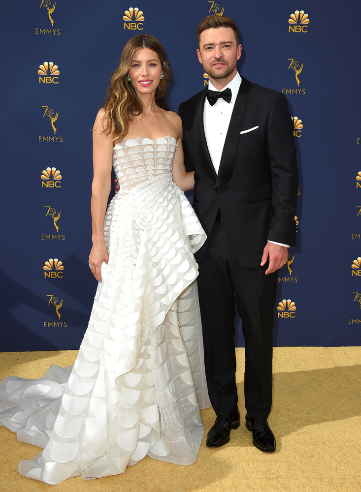 EMMY ÖDÜL TÖRENİNDE KIRMIZI HALI YARIŞI 