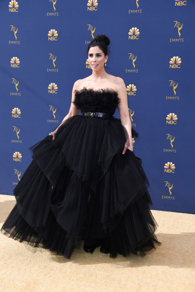 EMMY ÖDÜL TÖRENİNDE KIRMIZI HALI YARIŞI 