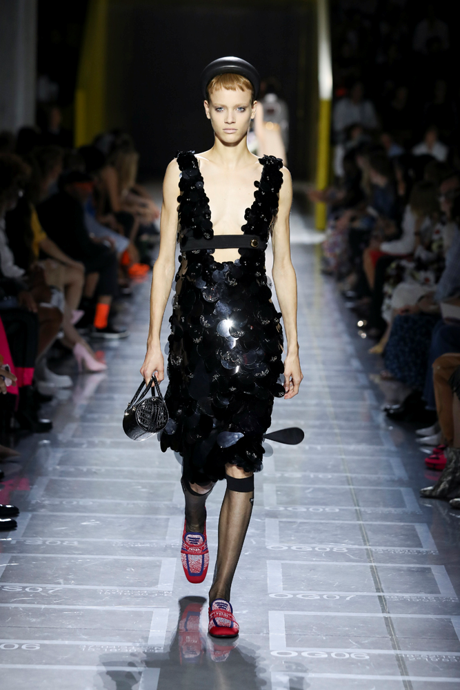 PRADA'DAN MİLANO'DA DEFİLE