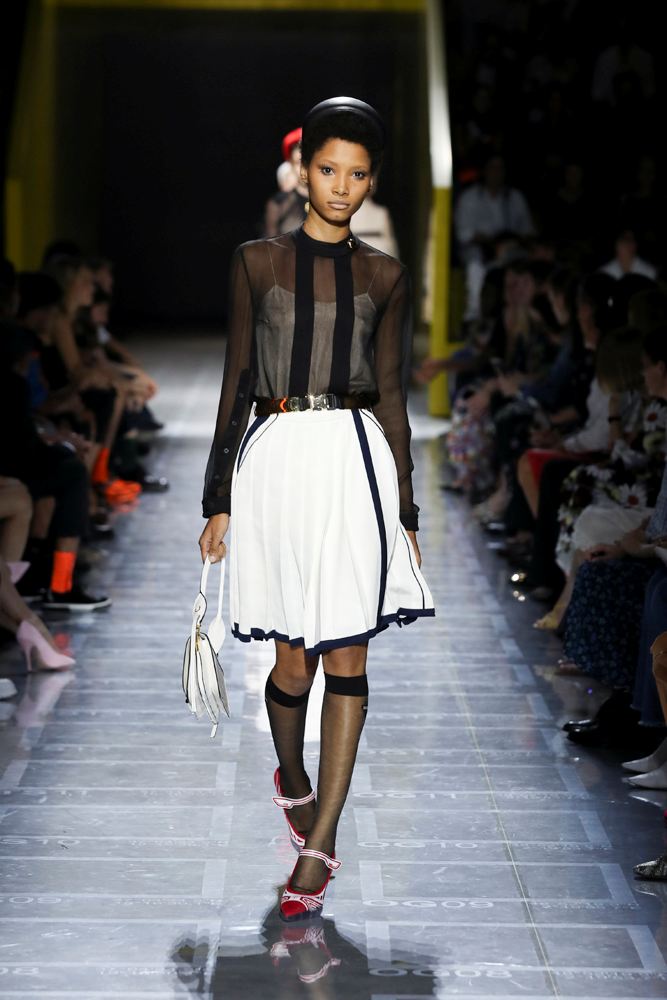 PRADA'DAN MİLANO'DA DEFİLE