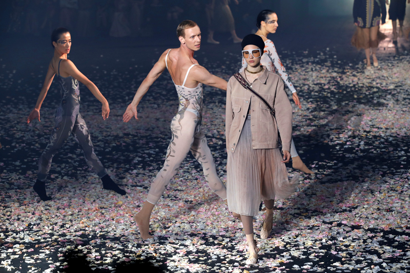 DIORDAN TEATRAL DEFİLE