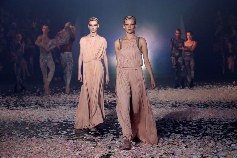 DIORDAN TEATRAL DEFİLE