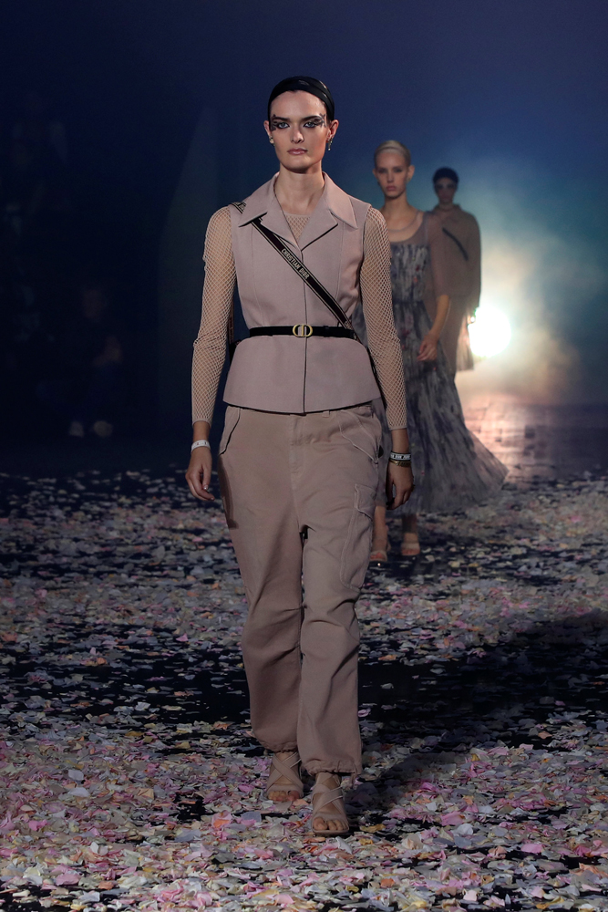 DIORDAN TEATRAL DEFİLE