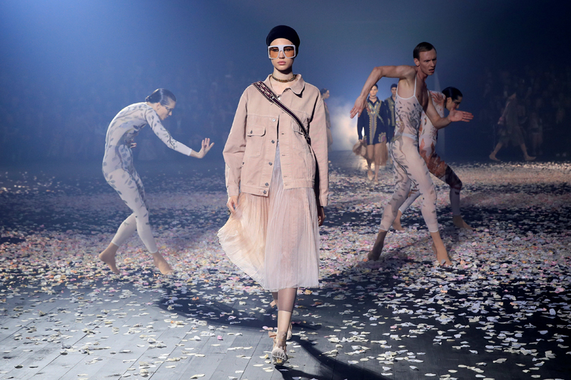 DIORDAN TEATRAL DEFİLE