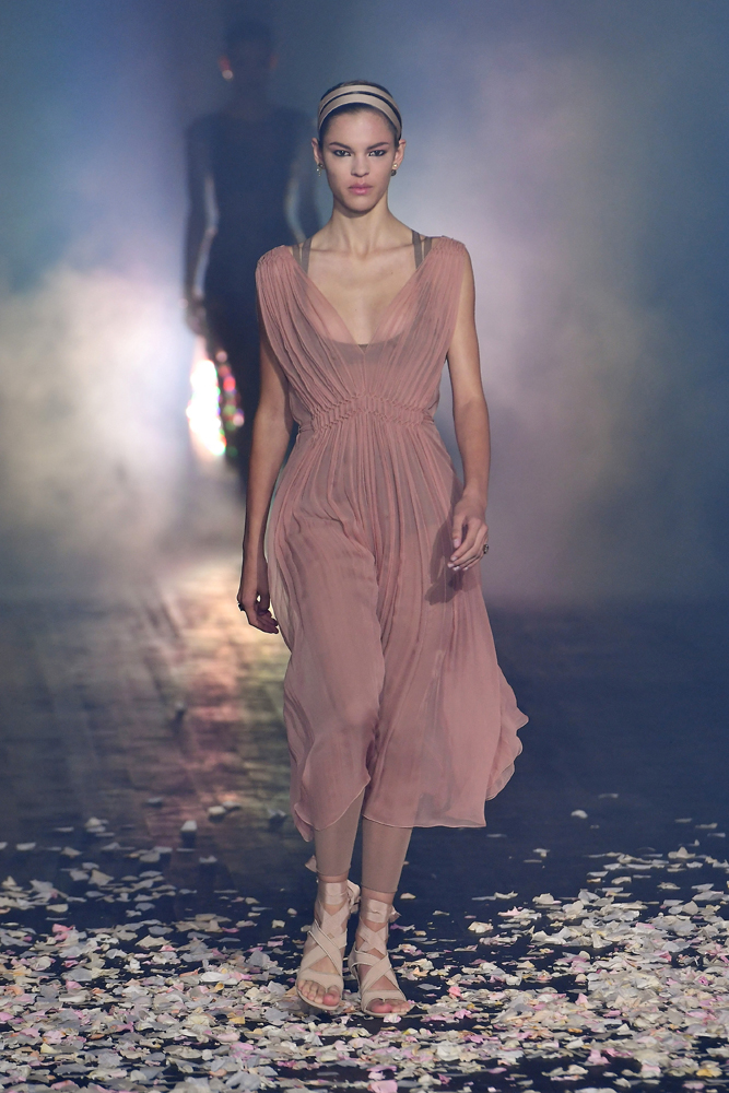 DIORDAN TEATRAL DEFİLE