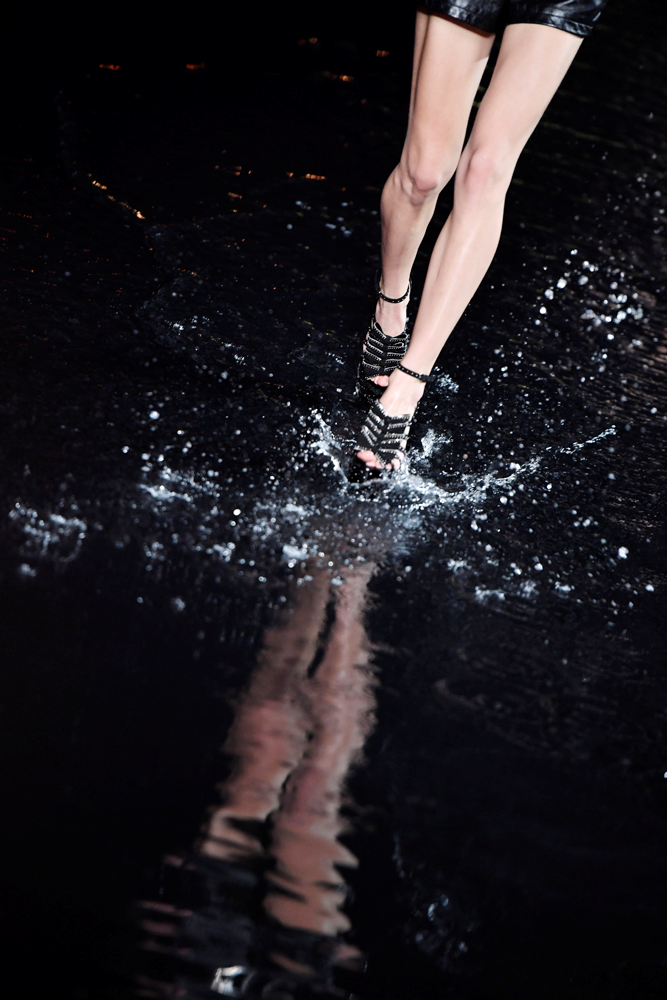 SAINT LAURENT SUYUN ÜZERİNDE