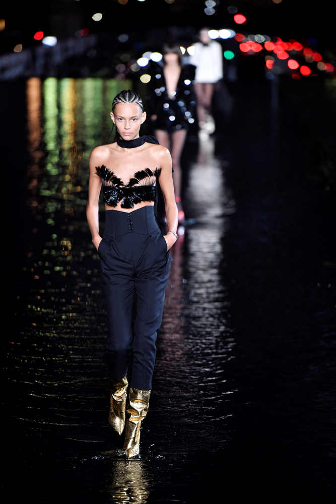 SAINT LAURENT SUYUN ÜZERİNDE