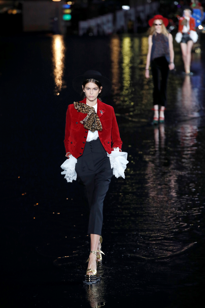 SAINT LAURENT SUYUN ÜZERİNDE