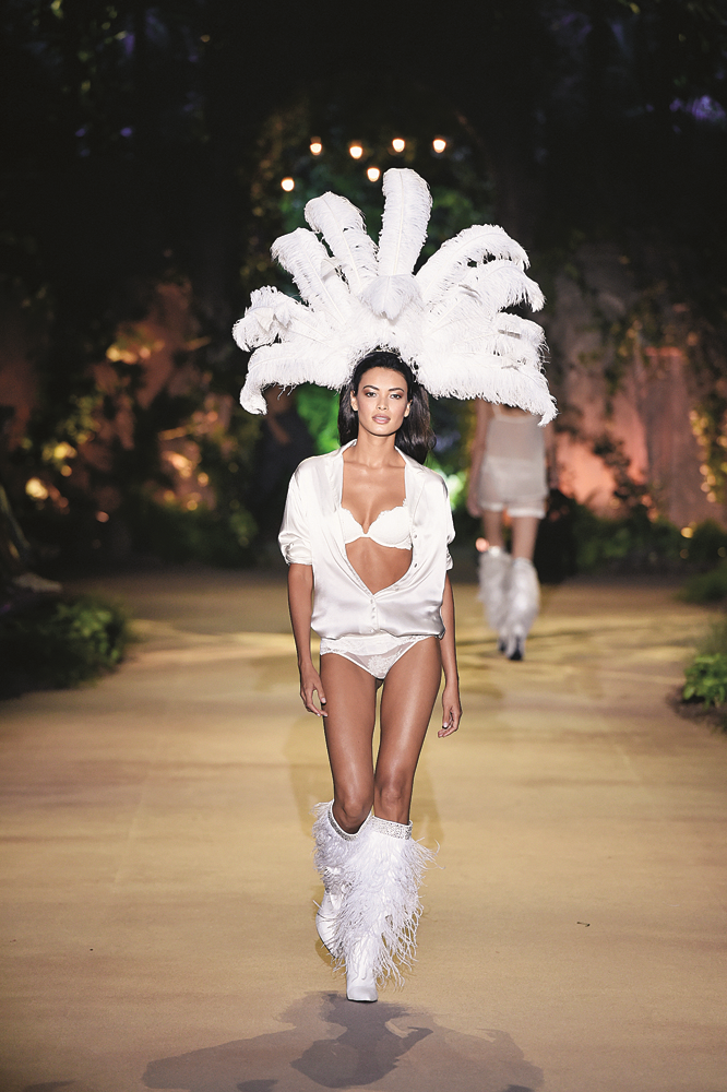 ORMANDA BÜYÜLÜ ŞOV