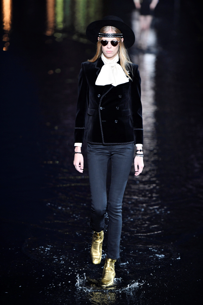 SAINT LAURENT SUYUN ÜZERİNDE