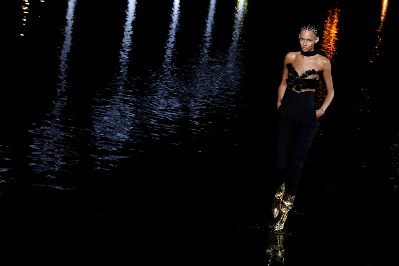 SAINT LAURENT SUYUN ÜZERİNDE